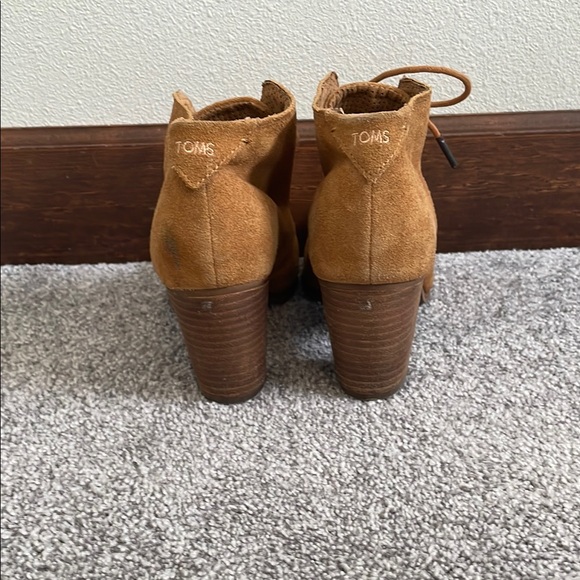 Toms Tan Lace Up Boots with Rounded Toe and Chunky Heel - Picture 2 of 9